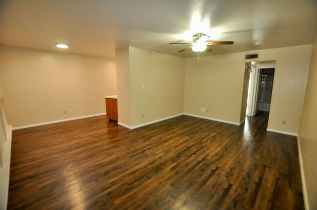 Building Photo - MOVE IN SPECIAL!! FOR LEASE! 1 Bedroom - 1 Bath - Town House Apartments!