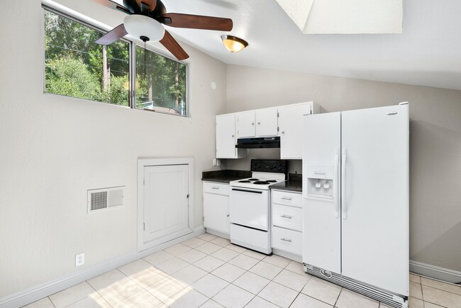 Building Photo - 1860 Lockhart Gulch Road, Unit Apartment