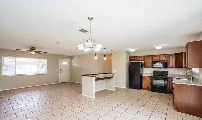 Building Photo - 5017 Chaves Cir