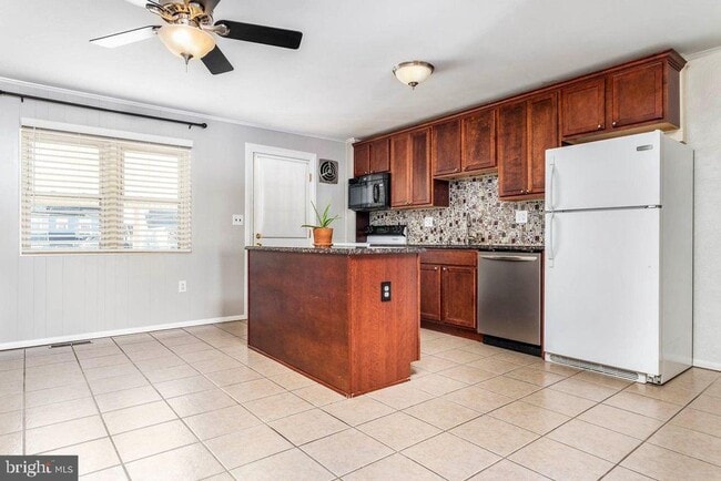 Building Photo - 355 W 12th Ave