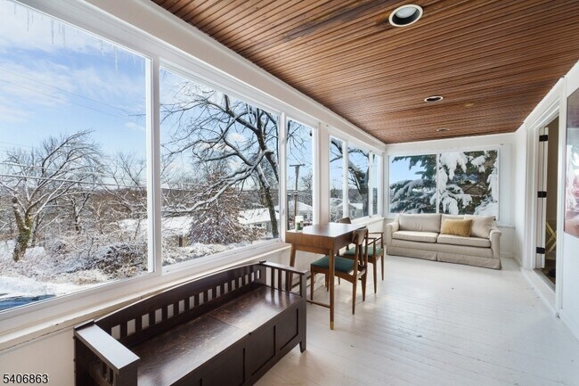 Foto del edificio - 11 Longview Trail E