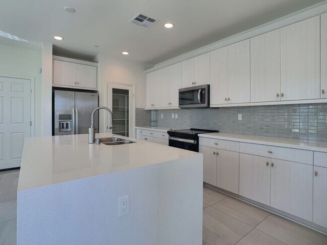 Building Photo - Fully Remodeled 3bed/2.5bath House.