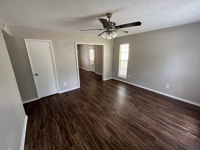 Building Photo - 5021 Cedar View - Available Now!