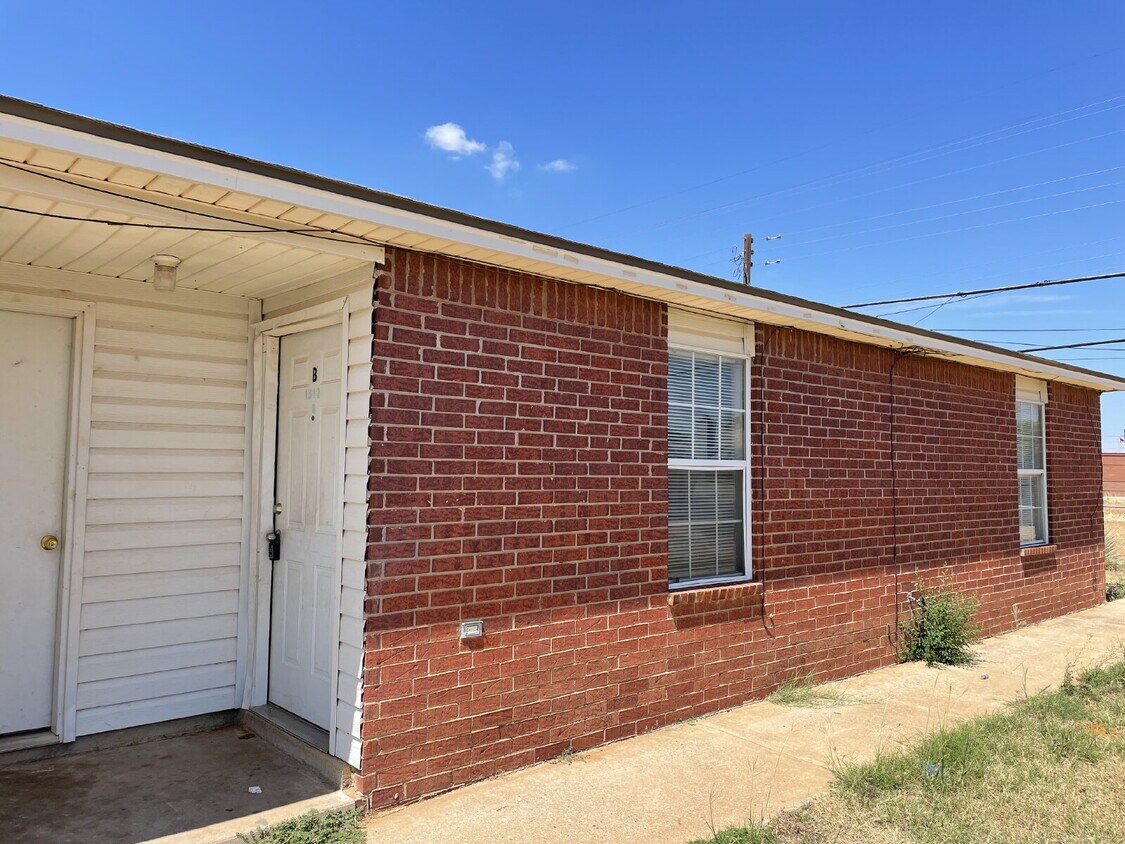 Primary Photo - Cute 2 bed 1 bath duplex with large storag...