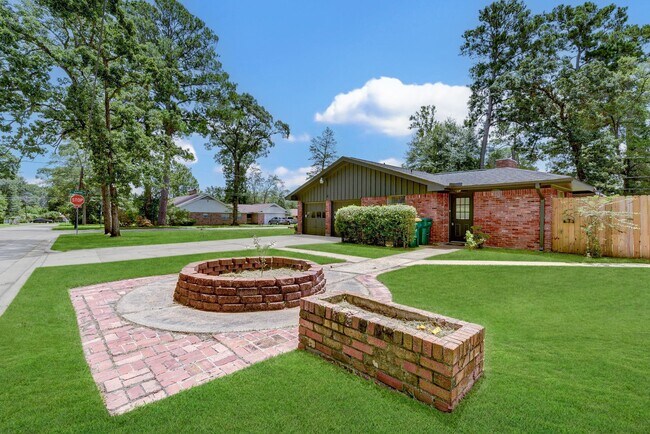 Building Photo - 1703 N Roberson St