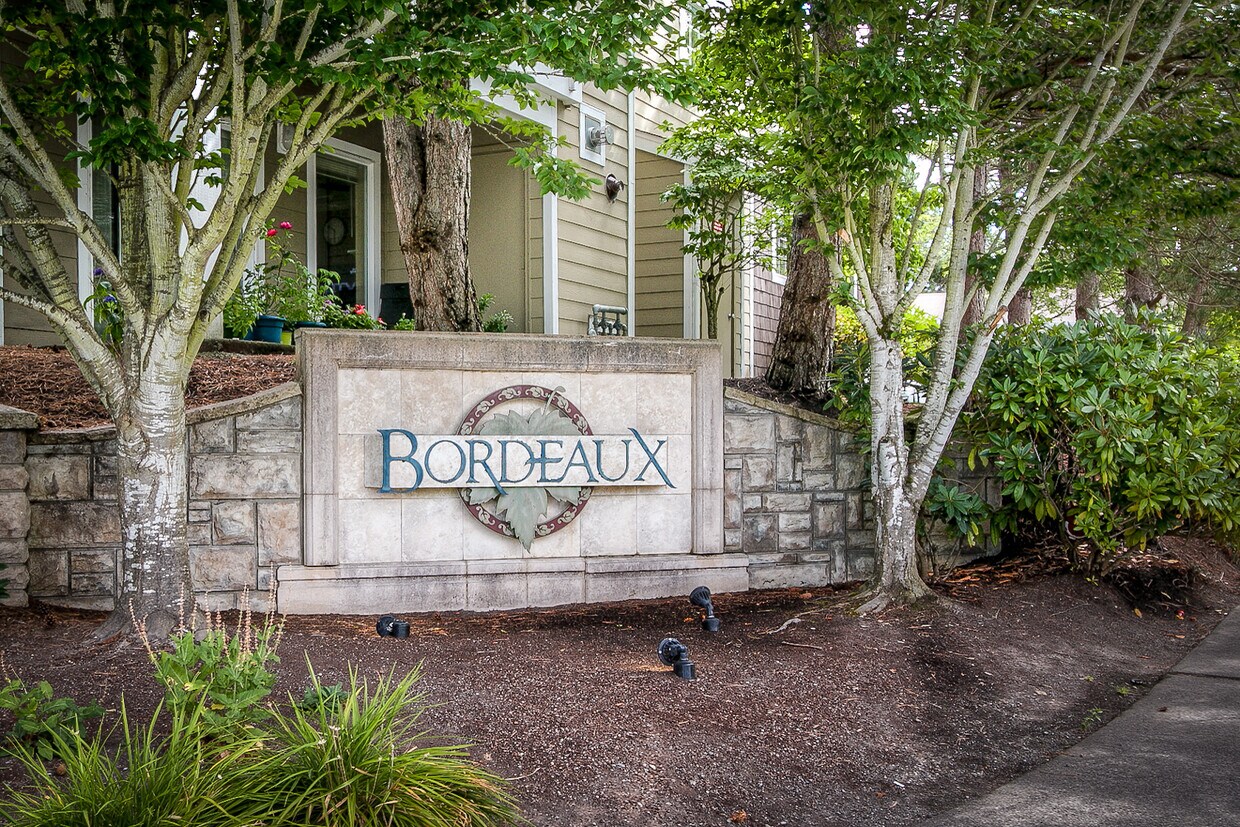 Foto principal - Beautiful 3 Bedroom Bordeaux Condo with 2 ...