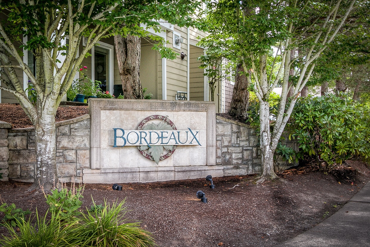 Primary Photo - Beautiful 3 Bedroom Bordeaux Condo with 2 ...