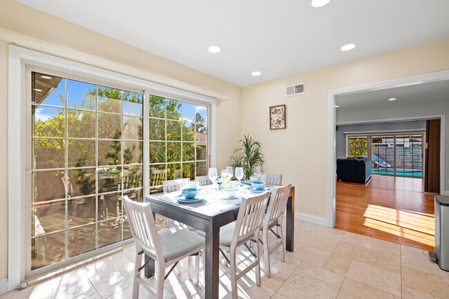 Foto del edificio - Luxury Estate with Sparkling Pool & Elegant Amenities