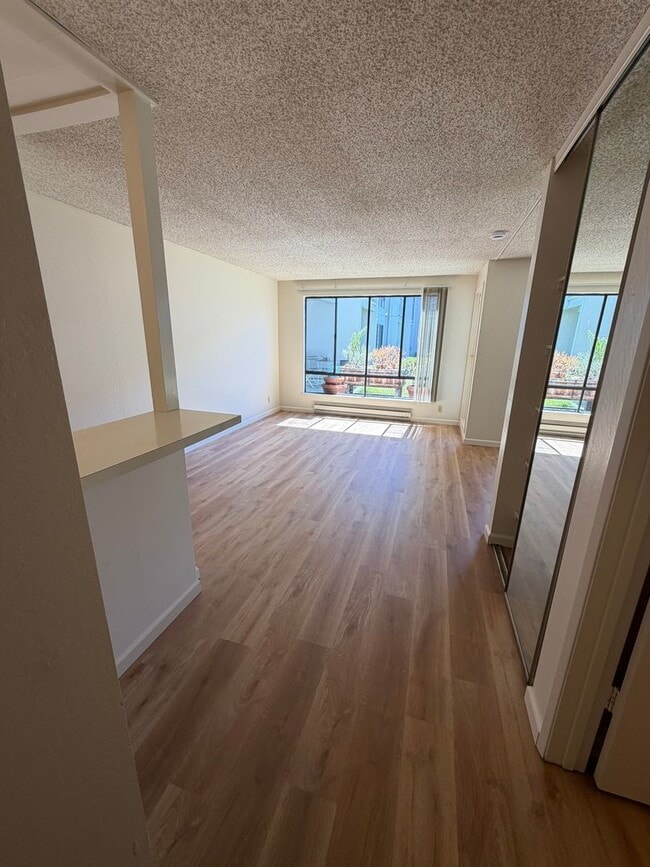 Building Photo - Bright and Sunny Studio With Water View For Rent at the Watergate Community In Emeryville, Ca!!!!