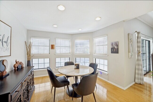 Building Photo - Stylish 3-Bed, 2.5-Bath Townhome with Fireplace & Move-In Ready Upgrades