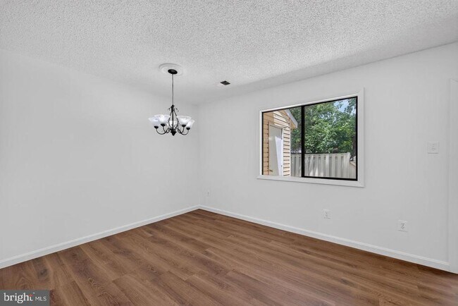 Building Photo - 28 Wedgedale Dr