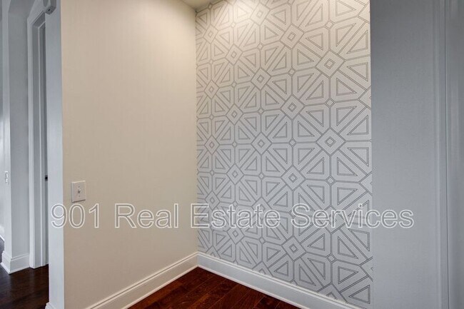 Building Photo - 717 Riverside Dr