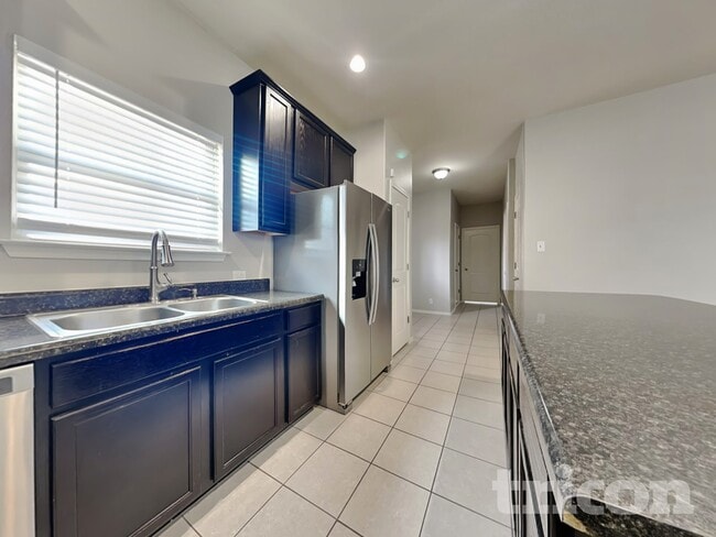 Foto del edificio - 240 Dragon Ridge Rd