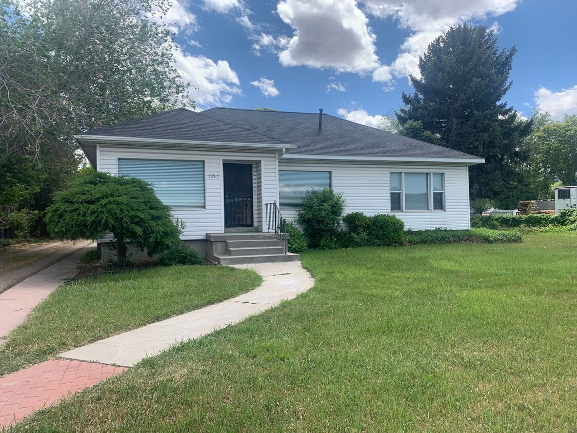 Three Bedroom Home; 1,800 sq ft, 2 car Garage - Three Bedroom Home; 1,800 sq ft, 2 car Garage