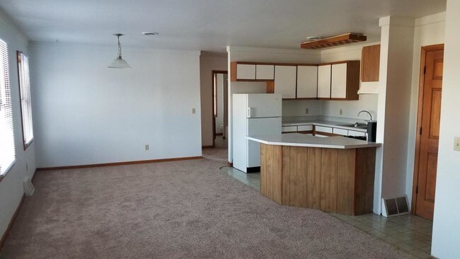 Building Photo - 107 W. Delaware #5