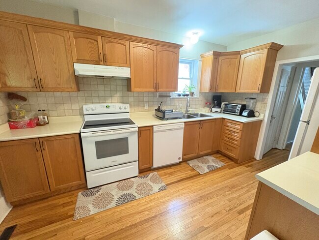 Photo du bâtiment - Charming 3 Bedroom Detached Home In Westdale