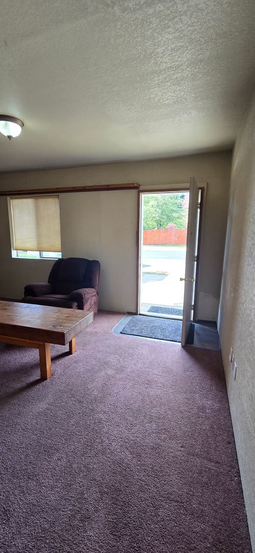 Building Photo - Room for rent with private entrance
