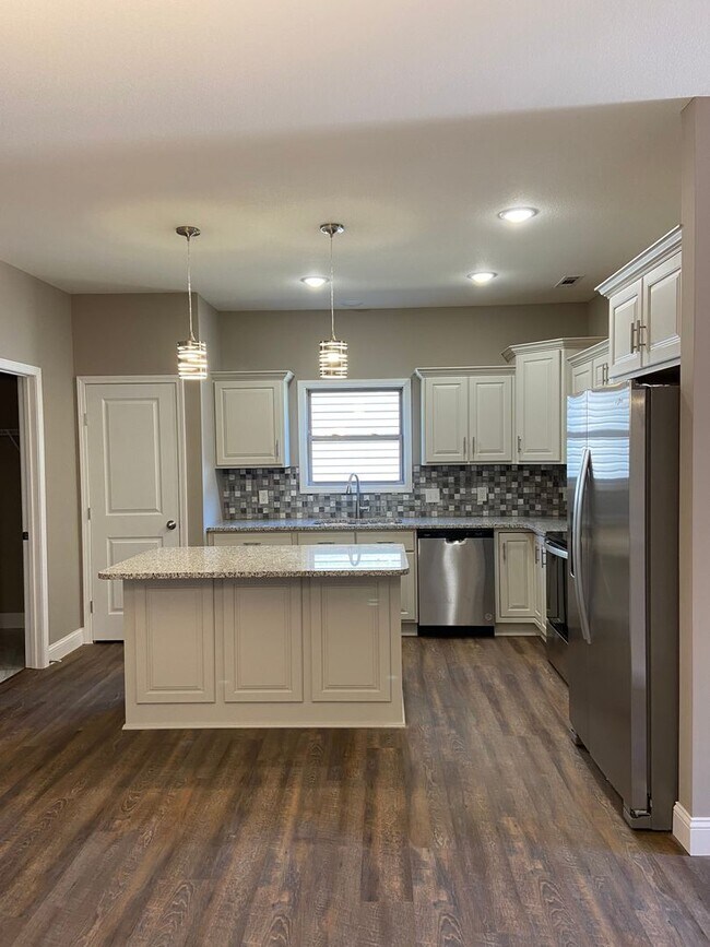 Foto del edificio - New condo for lease - 303 Deerfield RIdge ...