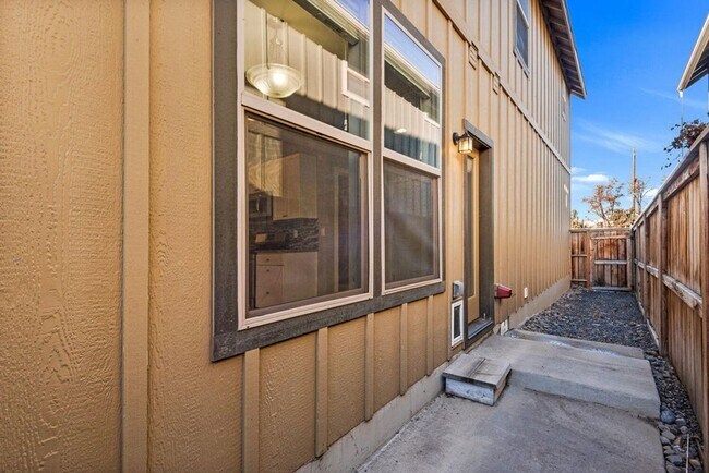 Foto del edificio - Beautiful townhome in Empire Crossing with mountain views!