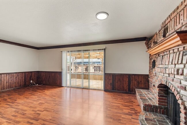 Building Photo - Charming 3-Bedroom Home on Corner Lot in E...