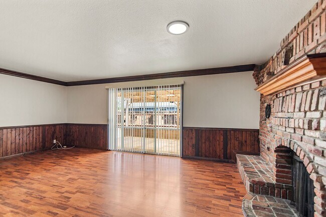 Foto del edificio - Charming 3-Bedroom Home on Corner Lot in E...