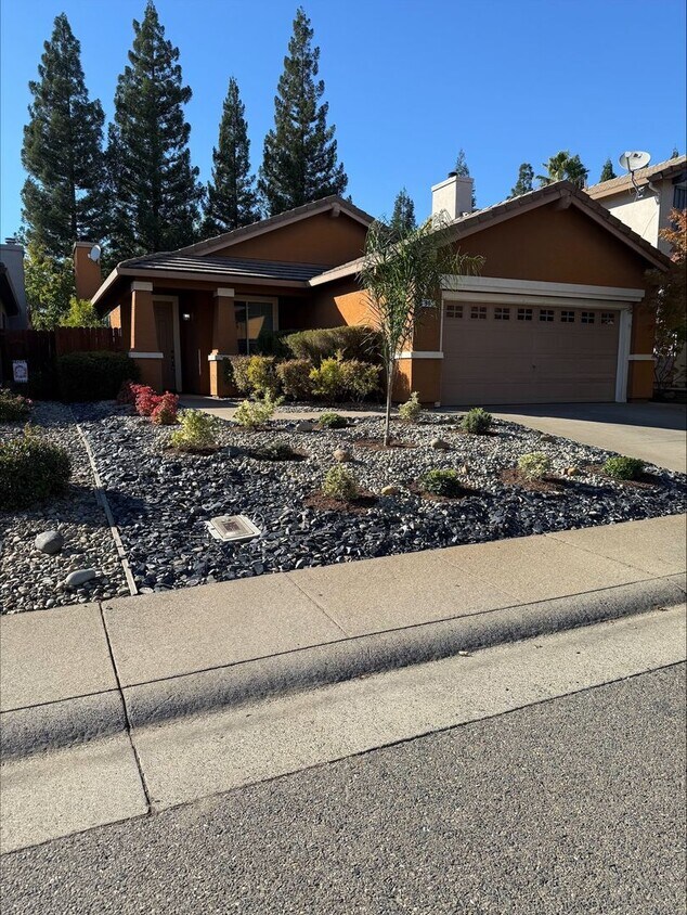 Foto principal - Beautiful Single-Story 4BR/2BA Home – Quie...