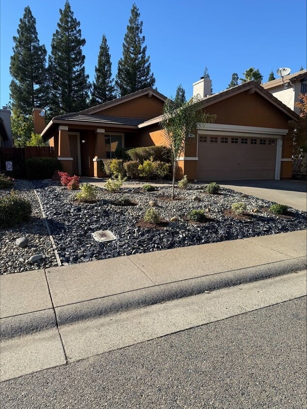 Primary Photo - Beautiful Single-Story 4BR/2BA Home – Quie...