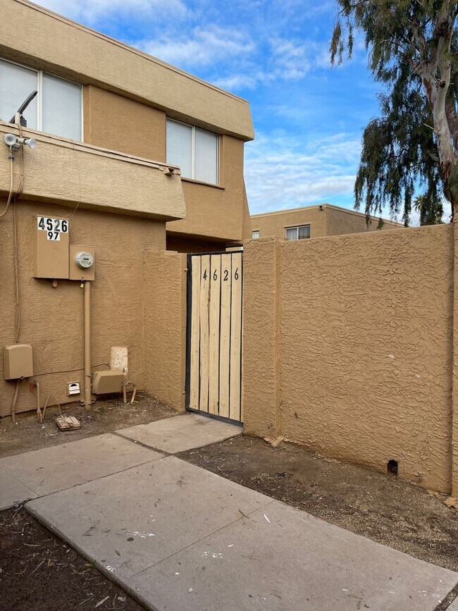 Building Photo - I-10 and Broadway. South Phoenix Townhome,...