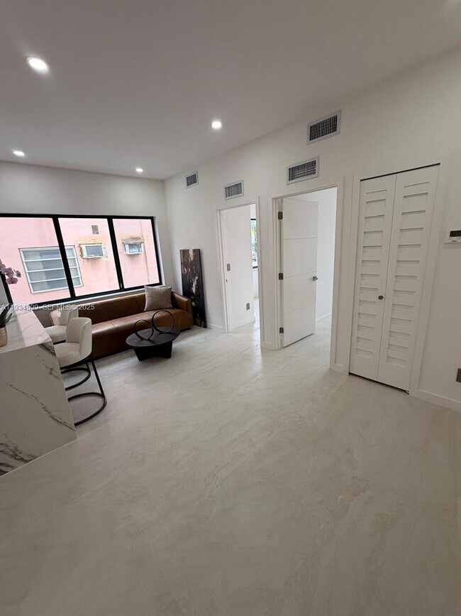 Foto del edificio - 2436 SW 7th St