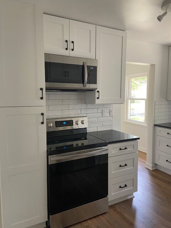 Foto del edificio - COMING SOON! GORGEOUS 3 BED 2 BATH BUNGALO...