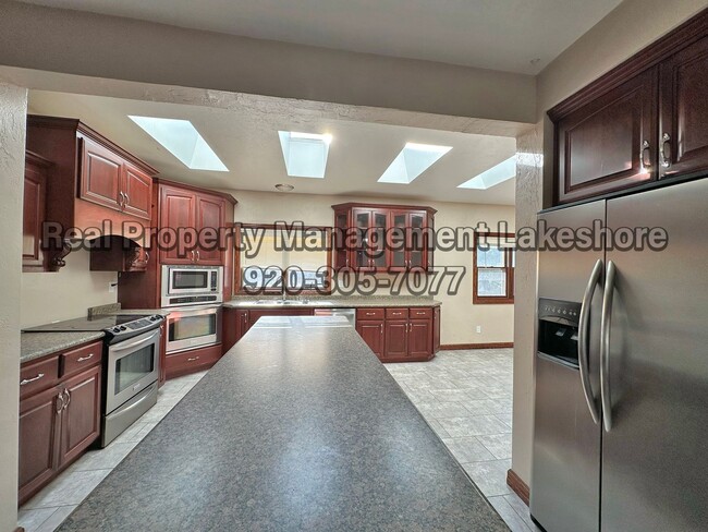 Building Photo - HUGE 8 Bedroom 4 Bathroom home | Close to ...