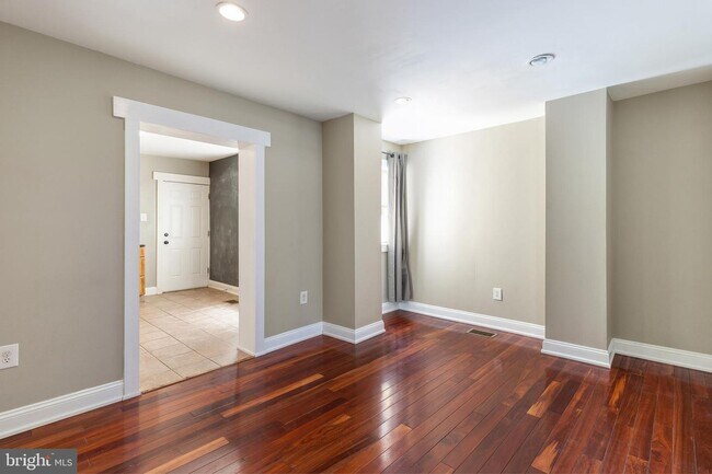 Building Photo - 2528 Carpenter St
