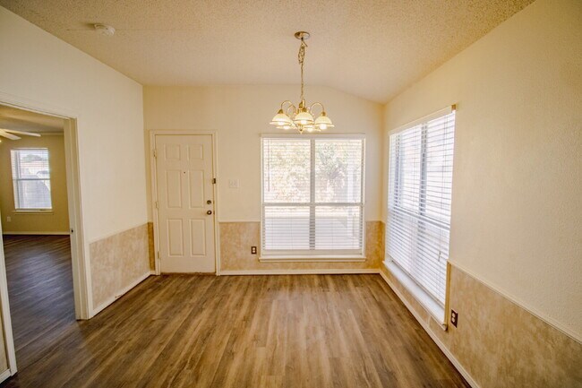Foto del edificio - Updated House Located West of Loop 289 & Nearby Take Out!