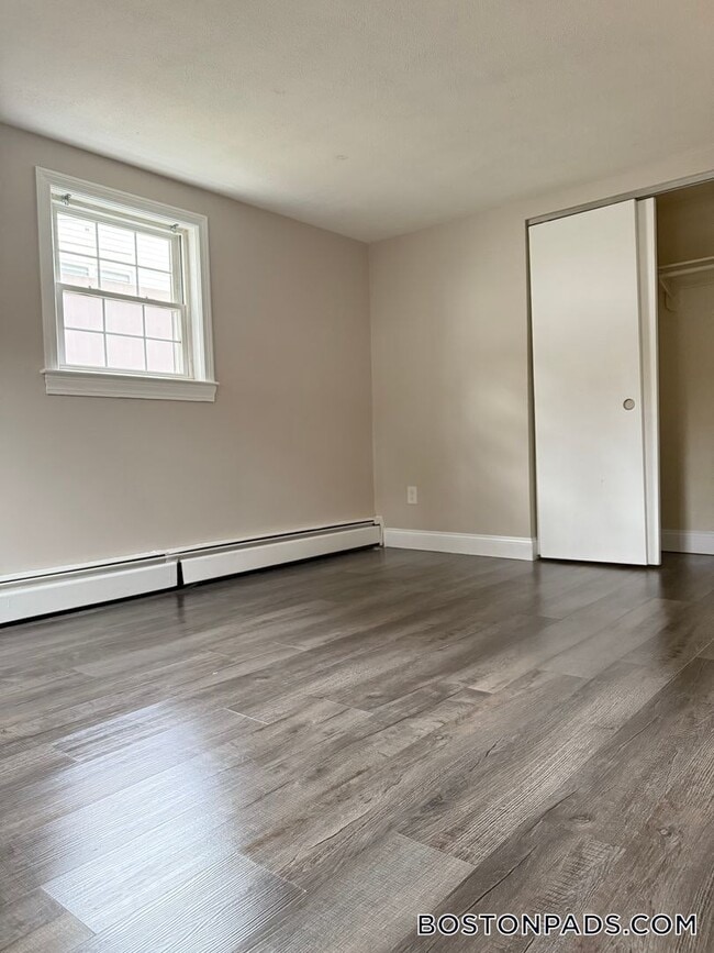 Foto del edificio - 887 Varnum Ave