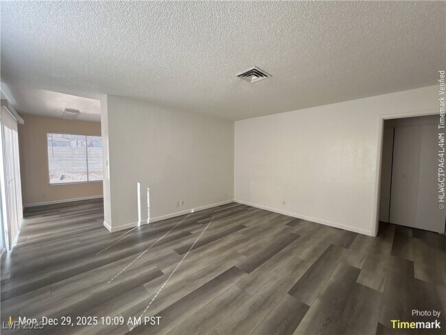 Foto del edificio - 4467 Pinegrove St