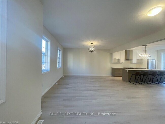 Photo du bâtiment - Stunning Sunningdale Condo for Rent!  3 Bd...