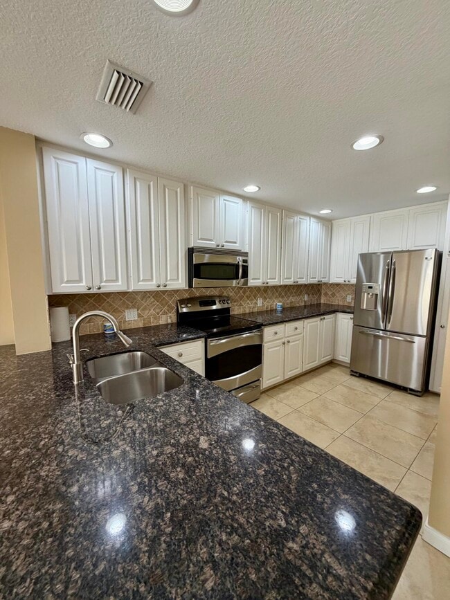 Building Photo - 1605 Jeaga Dr