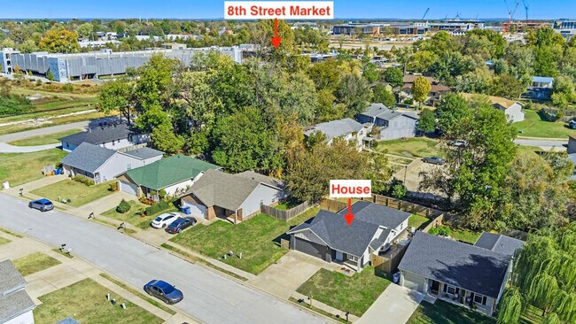 Building Photo - 809 SE E Ct