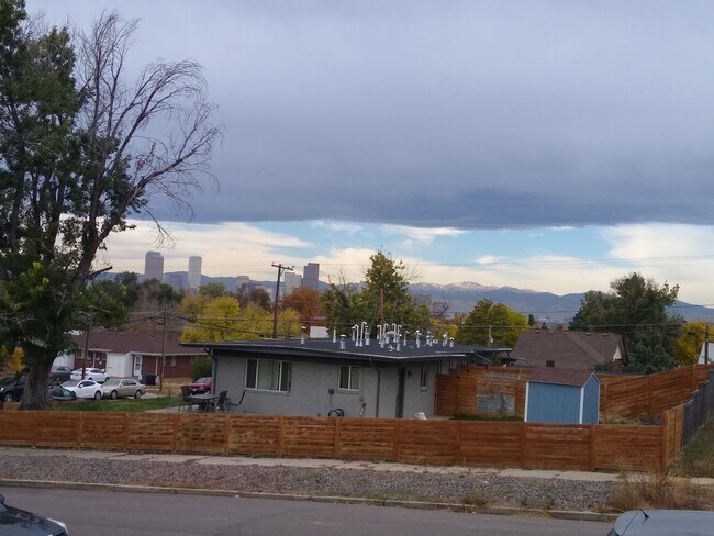 Foto del edificio - Mountain & City Views 2 Bed, 1 Bath Duplex...