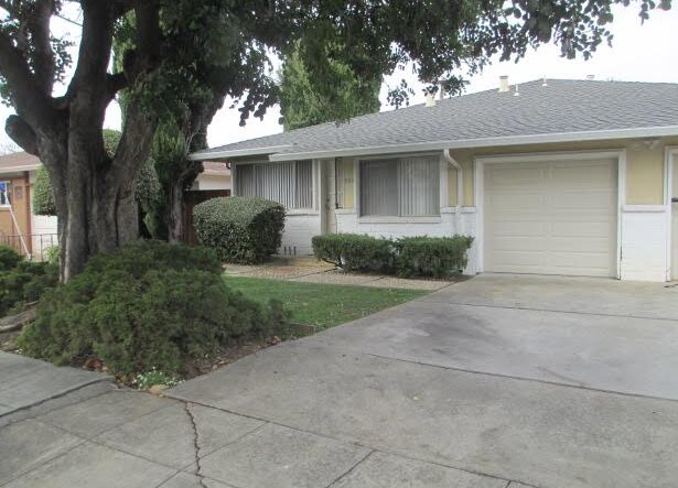 Primary Photo - 557 Puccini Dr