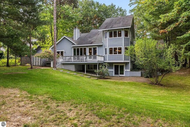 Building Photo - Executive Style Lovely Rental on Holiday V...