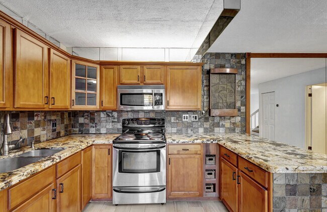 Building Photo - 65 Lake Arbor Dr