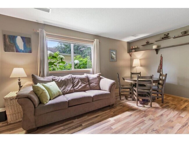 Building Photo - 3 Bedroom 1 Bath Condo In Newport, MN