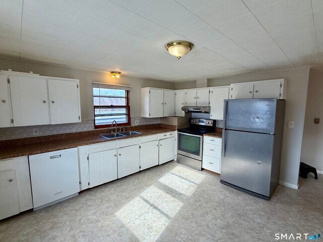 Building Photo - 835 New Harwinton Rd