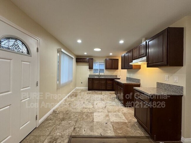 Building Photo - 529 W 115th St