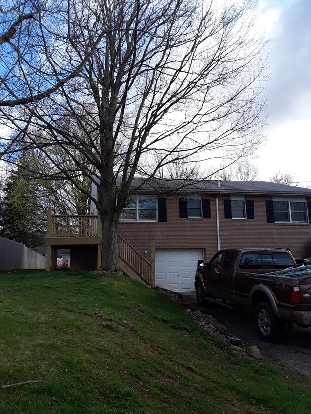 Front of duplex. - 1115 W Perry St