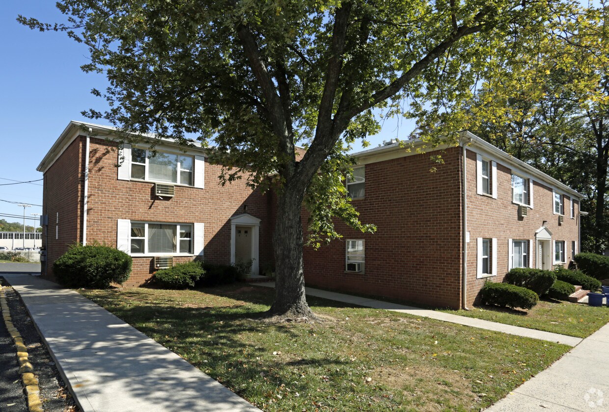 Cypress Gardens Apartments at 1165 Route 22 North Plainfield, NJ