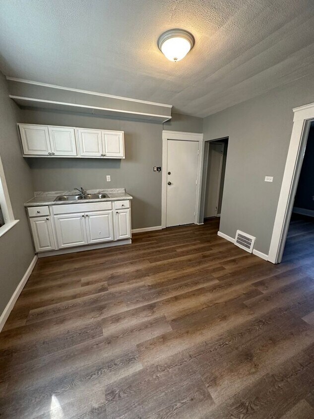 Foto principal - 826 Wayside Rd