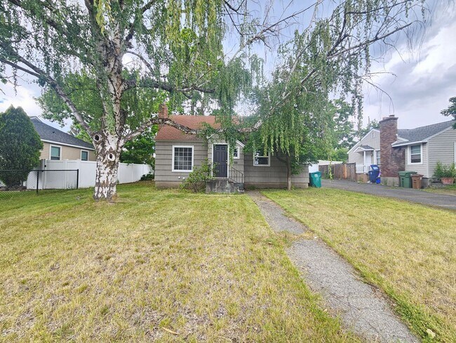 Foto del edificio - $1,895 - 3 Bed / 1 Bath Vintage Bungalow In North Spokane