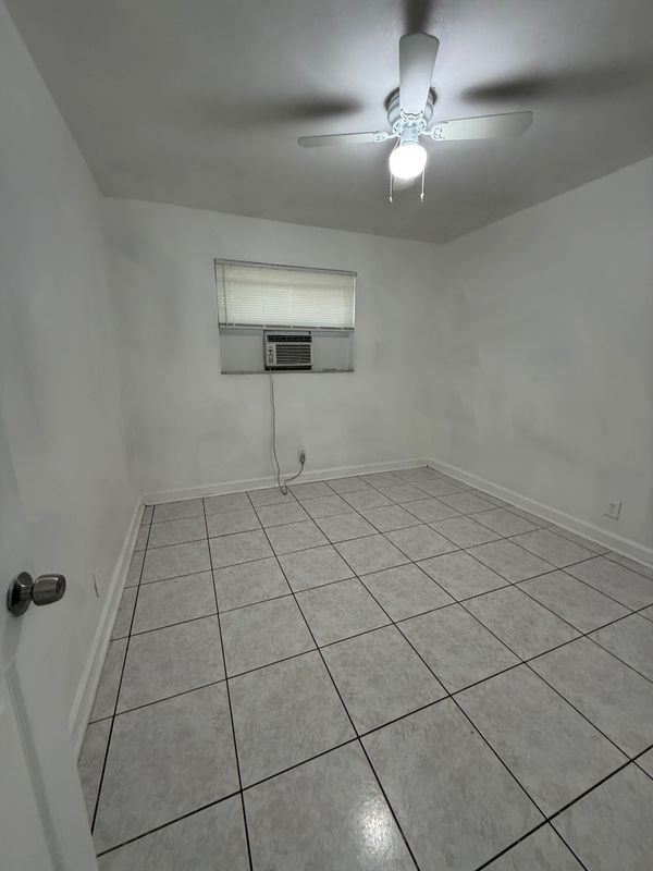Building Photo - 5211 NW 17th Ct